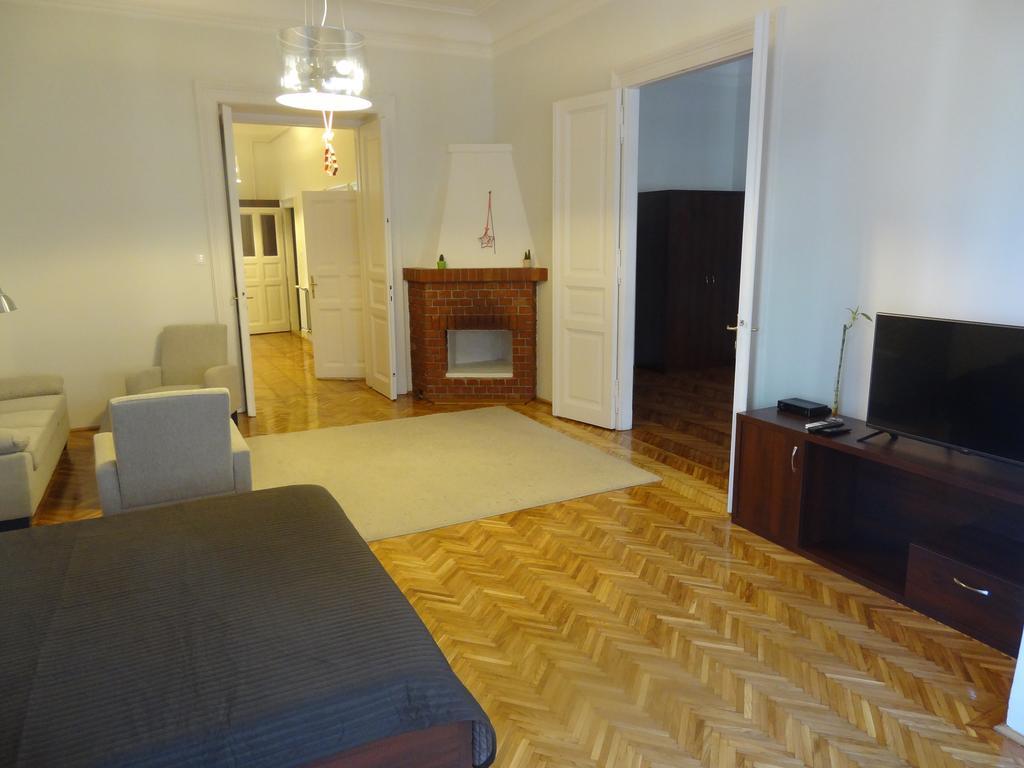 Five Season'S Apartment Budapest Bilik gambar