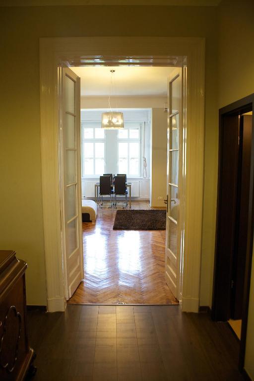 Five Season'S Apartment Budapest Bilik gambar