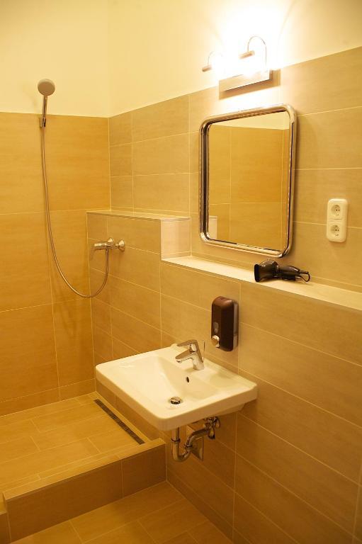 Five Season'S Apartment Budapest Bilik gambar